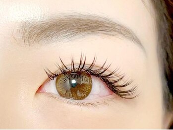 アユミ アイラッシュ サロン プロ ドレ(Ayumi.)の写真/「思ってた以上に持ちがいい」とリピート様続出中!2種類の毛質で挟み込み一本一本を濃くする高技術な施術◎