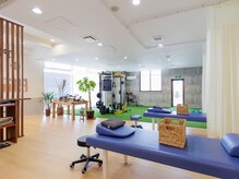 パーソナル接骨院(Personal接骨院)の雰囲気（開放的な空間でマンツーマンの施術を受けられます。）
