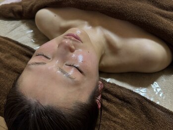 小顔 ツヤ肌の写真/肌管理からの毛穴ケア◎鼻、おでこ、顎と各部分～フェイシャル全体まで毛穴徹底ケア