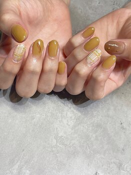 エム(em)/くすみイエローネイル