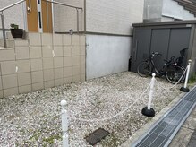 タビー(Tabby)の雰囲気（便利な敷地内駐車場完備♪駐車場は縦列駐車になります。）