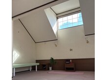 ハビリスヨガルーム　天井の高い明るい空間でゆったりヨガ