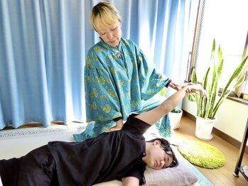 ココデシカ 押上店(coco-desika)の写真/【首・肩を揉んでもすぐに戻る方】★猫背・まき型など根本から原因を探し一人一人に合ったお施術を！