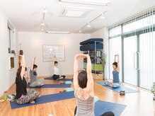 ヨガアンドボディケア スタジオ サリュ(Yoga&BodyCare Studio Salut!)の雰囲気（心地よく身体を伸ばせば肩こりや腰痛もすっきり♪）