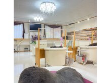 広々とした店内でゆっくりとお過ごし下さい。手足同時施術も◎