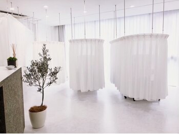 リエルブランク(Liell blanc)の写真/【北浜・堺筋本町駅すぐ】半個室で周りが気にならない光の入るサロンでゆったりとしたプライベート空間♪