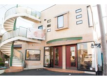 インテグラル 水戸店(integral)の雰囲気（緑色のらせん階段が目印です。駐車場は店舗前と道路向いに計5台）