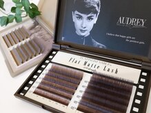 フラットラッシュのブラウンカラーもご用意しております♪