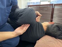 FRSスタジオ 横須賀中央店の雰囲気（肩甲骨はがしでデスクワーク等で固い筋肉をしっかりほぐします♪）