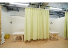 クローバー鍼灸整骨院の雰囲気（落ち着いた施術室☆　清潔感と解放感のある空間 ）