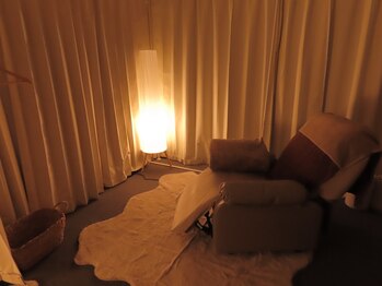 癒し～ぷ 四ツ谷店/上質なチェアでドライヘッドスパ