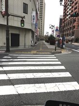 アルモワーズ(armoise)/【道案内】4.横断歩道渡る