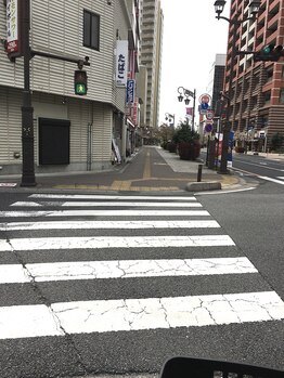 アルモワーズ(armoise)/【道案内】4.横断歩道渡る