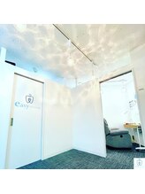 イージーホワイトニング 新宿店(easy whitening)/白基調で清潔感のあるサロン内