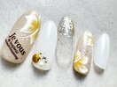 サンドベージュにハイビスカス
