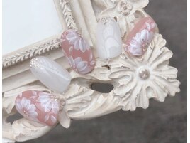 ピンクベージュ×白いお花