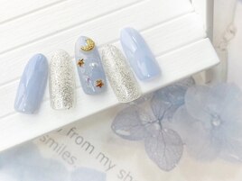 淡めカラーの夜空ネイル