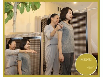 ルク ソル(Luxsol)/鏡の前で姿勢のチェック