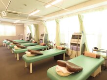 用賀駅前整骨院 鍼灸マッサージ院の雰囲気（ベットは全7台！広々した空間での施術になります！）