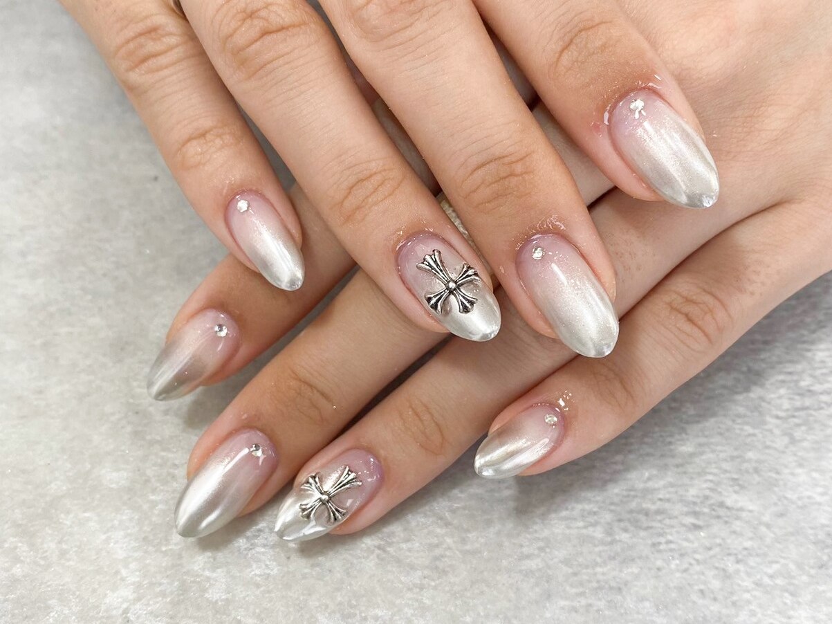 2026年冬トレンド】スワロフスキーのネイルデザイン集｜人気順｜24