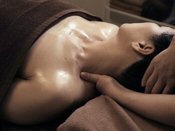 ニコリー(nicoly)/8：腕、手、デコルテたっぷり◎