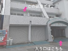 奥にエレベーターがあります。