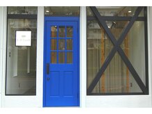 エスディーラッシュ 柏店(S.D lash)の雰囲気（正面はノッティングヒルをイメージした青いドアが目印です♪♪）