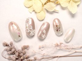 上品な手描き桜ネイル