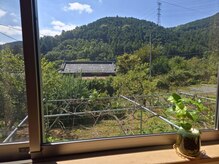 実野莉/窓からの風景