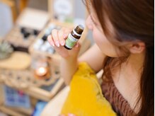 サロン ド コウ(Salon de KOU)の雰囲気(足湯をしながらお好みの精油を選んでいきます◎)