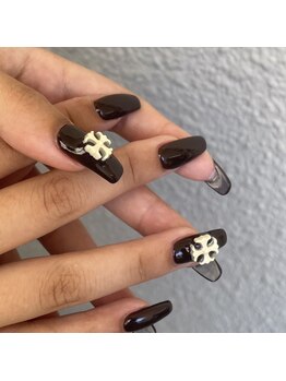 リリ ネイルアンドアイラッシュ(LiRi nail&eyelash)/ブラウンにワンポイントパーツ