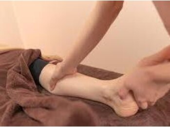 スガカイロプラクティックの写真/足のむくみを解消したい方に◎足裏の反射区を刺激し、むくみを解消！スッキリ美脚へ導きます♪