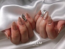 ビジュー埋め尽くしネイル