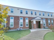 駅近く、線路沿いのお洒落なヨーロピアン調の建物です♪