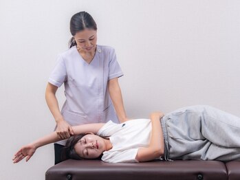 名古屋栄で肩こりと腰痛にリンパマッサージと骨盤矯正で姿勢改善する女性用整体院の写真/全身の骨格を知り尽くしたプロがミリ単位で細かく調整を施す【姿勢矯正×改善整体】で歪みが整うを実感◎