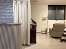 エイチプラス 草薙店(h.plus)の雰囲気（開放的な店内でゆったりお過ごしください♪）