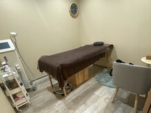 バクのひと眠りの雰囲気(New【1F】男性ルーム。脱毛・エステ・ヘッドが対応できるベッド)