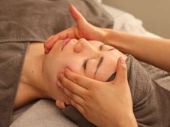 カムズ ビューティー(COMES BEAUTY)の写真/<お顔のたるみ改善はデコルテから>フェイスラインのもたつき/引き下げ顔改善で綺麗なV字ラインフェイスへ☆