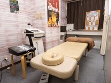 整骨院内に自然光の入る、広々とした受付・待合室。整骨/整体