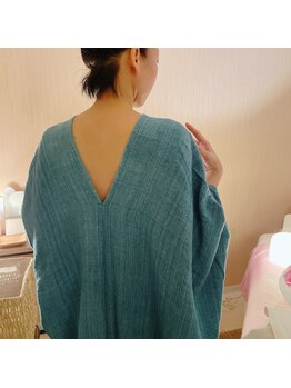 ココハル(cocoharu)/自然素材でできたマント着用