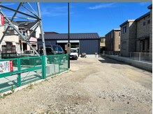 エーネイル(A.nail)の雰囲気（主人の車屋と同じ建物です。外観は車屋です。入り口鉄塔あります）