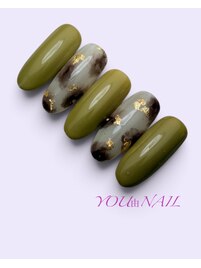 カーキ×金箔ニュアンスネイル
