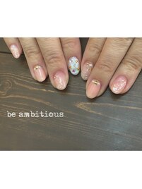 ベージュカラーにポイントアート