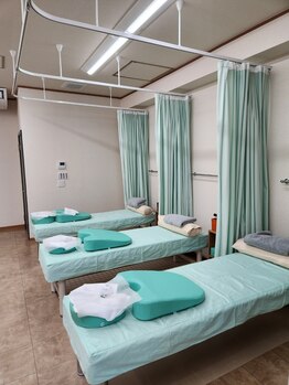 中島整骨院 鍼灸院 整体院/美容鍼やマッサージ用ベッドです