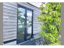 ピラティスルーム入口はバースデイ側にございます