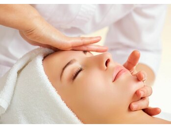 ブルージュ(Brugge)の写真/男女【究極の毛穴＆ニキビケア】シミ・しわ改善！若見えする美肌づくり★短期集中の肌管理をサポート♪