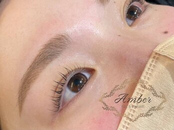 アンバー(Amber)の写真/【骨格×パーツ配置から黄金比を計算★】1人1人に合わせた美眉へ♪自眉を活かし、ナチュラルな仕上がりに◎