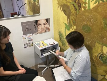 リッチネイル(Rich Nail)の写真/サロン奥にはプライベート空間☆ここではまつ毛施術や人気の同時施術を贅沢な気持ちでご体験下さい