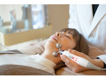 アネラ(ANERA)の写真/たるみ改善にもオススメ♪美脳小顔矯正&ハイドロ毛穴洗浄♪肌質改善と小顔矯正でモデル級のお顔に★