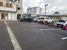 お店に向かって右側が駐車場です＊ピンクのコーンが目印です＊